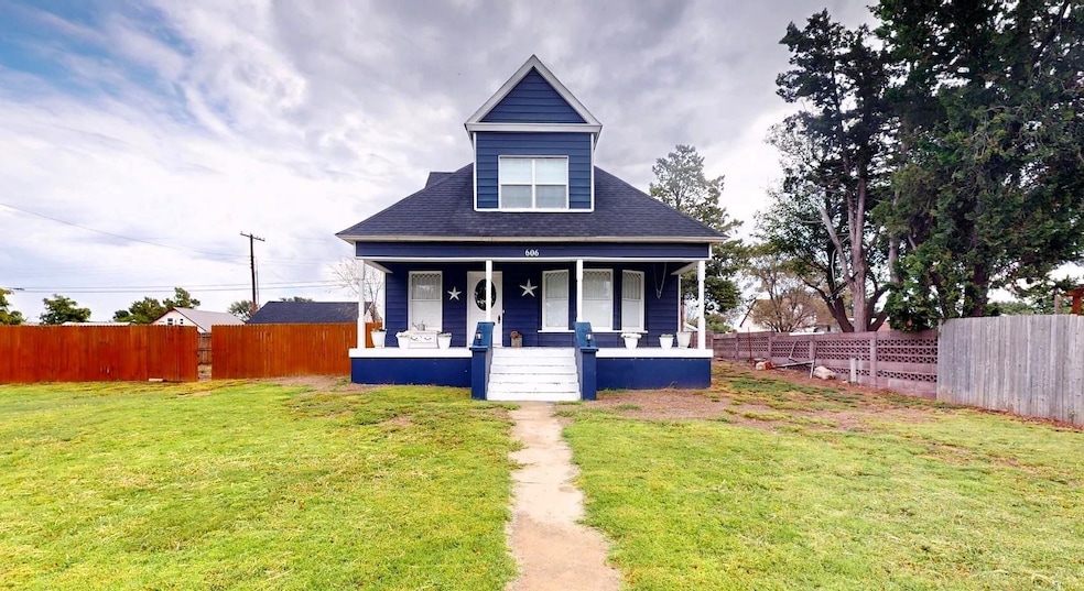 606 Locust St, Shattuck, OK 73858 - photo 1