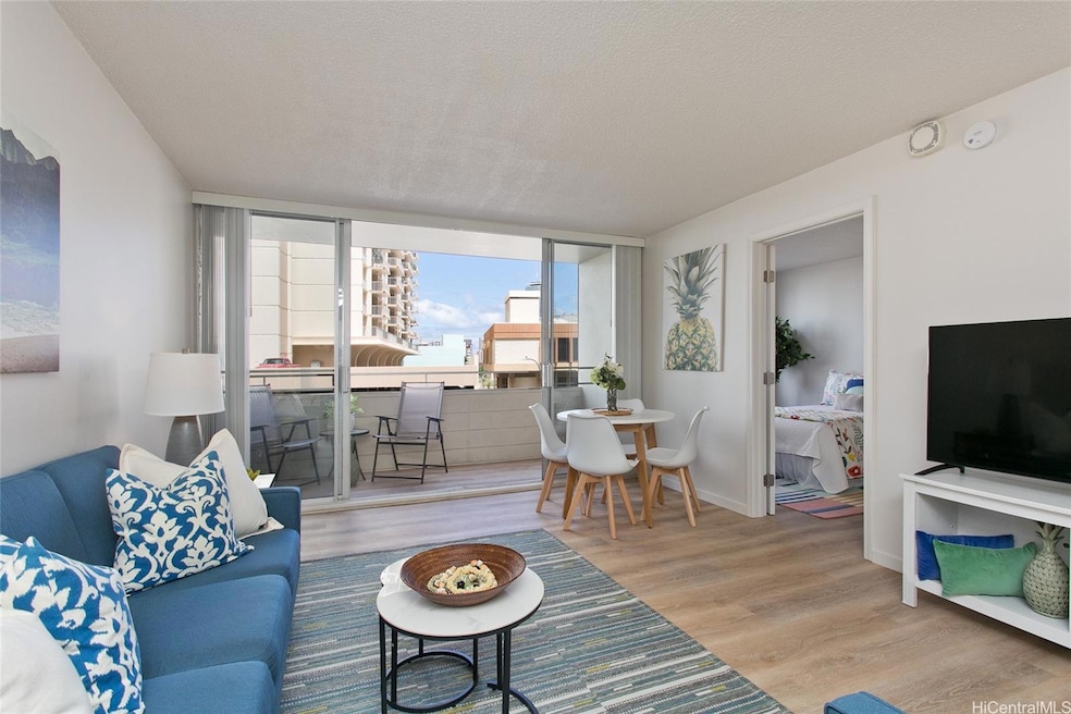 LIVING / DINING ROOM / LANAI