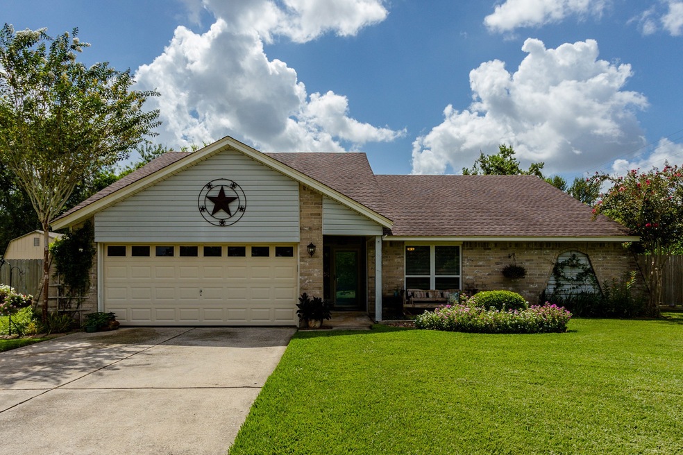 1118 Killarney Ave, Friendswood, TX 77546 - photo 1