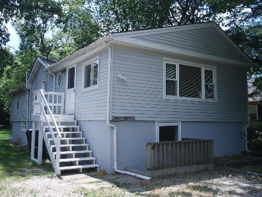 Front of home w/ parking for 6 cars
