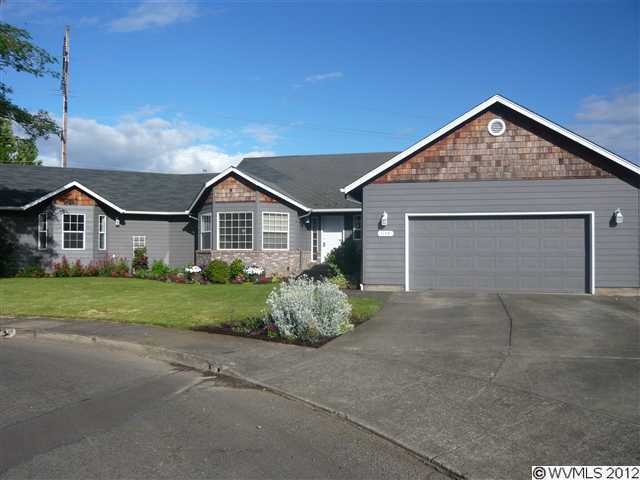 Home located at end of cul-de-sac