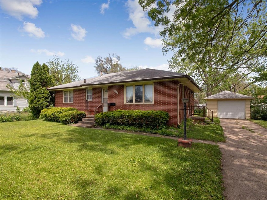 827 E 24th St, Des Moines, IA 50317 - photo 1