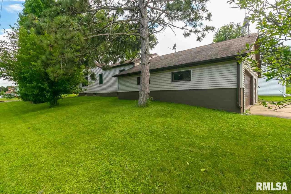 1306 W 38th St, Davenport, IA 52806 - photo 1