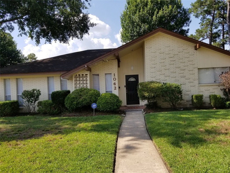 1042 Creekmont Dr, Houston, TX 77091 - photo 1