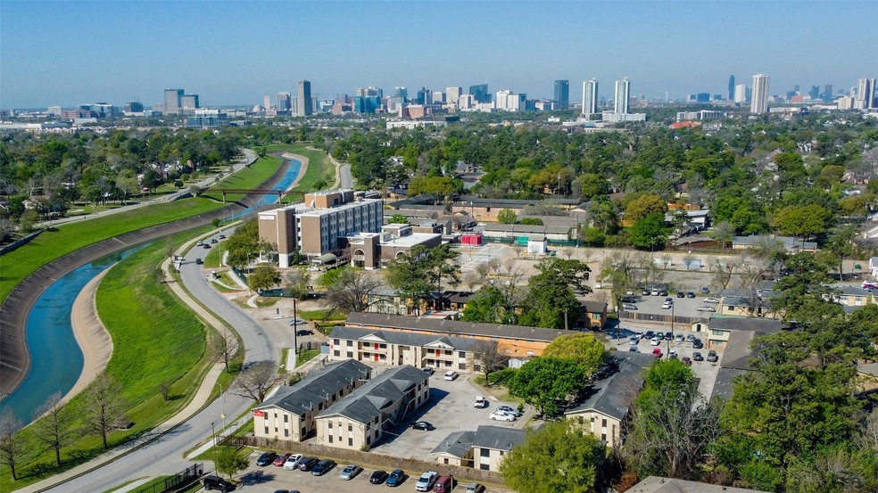 3633 N Macgregor Way unit 14, Houston, TX 77004 - photo 1