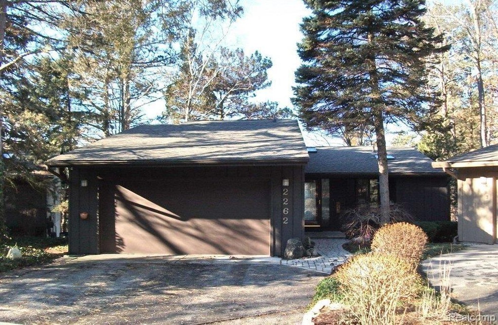 Welcome To 2262 Forest Glen