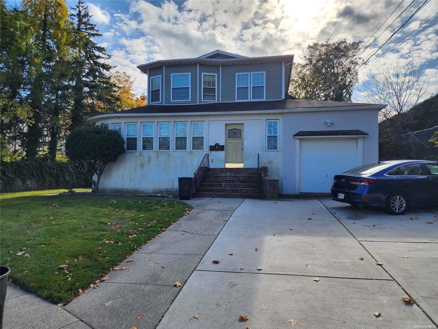 25 Edna Ct unit 2nd Fl, Baldwin, NY 11510 - photo 1