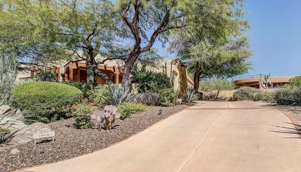 101-FrontExterior_Driveway