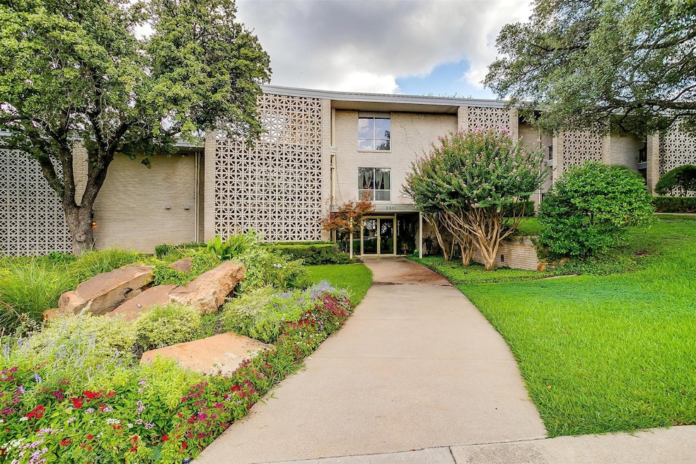 2301 Ridgmar Plaza unit 16, Fort Worth, TX 76116 - photo 1
