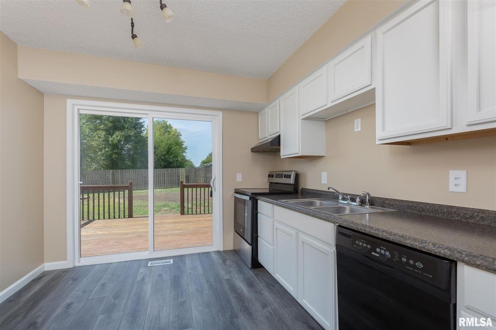 4046 Lamphere Ct, Davenport, IA 52806 - photo 1