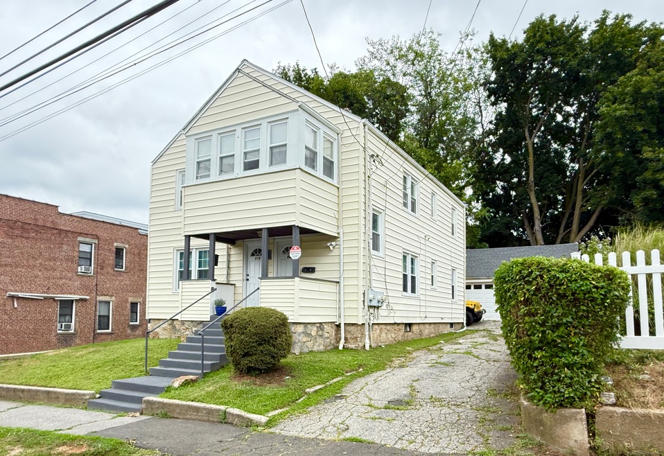 820 Brewster St unit 1, Bridgeport, CT 06605 - photo 1