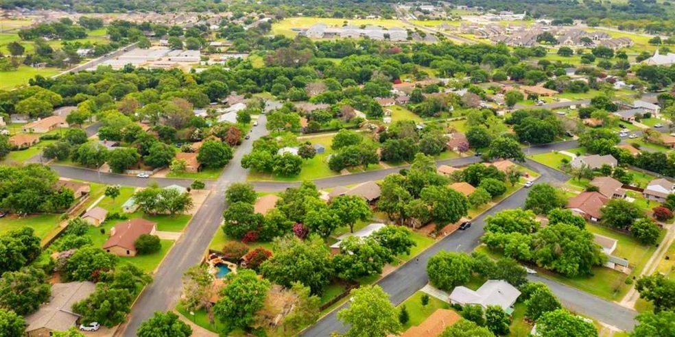 302 Westmoor St, Fredericksburg, TX 78624 - photo 1