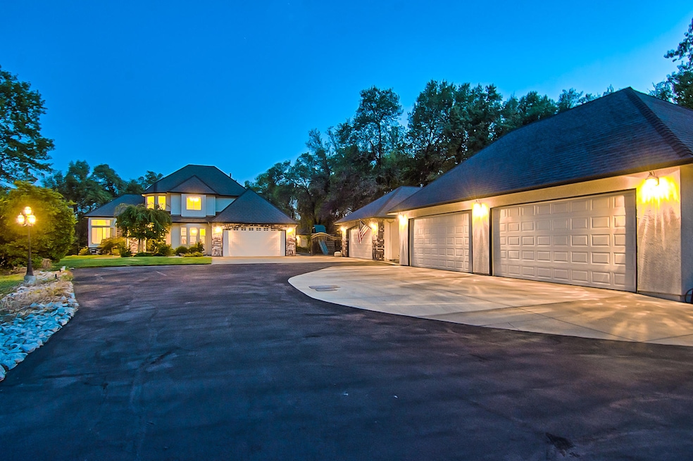 3366 Middleton Ln, Redding, CA 96002 - photo 1