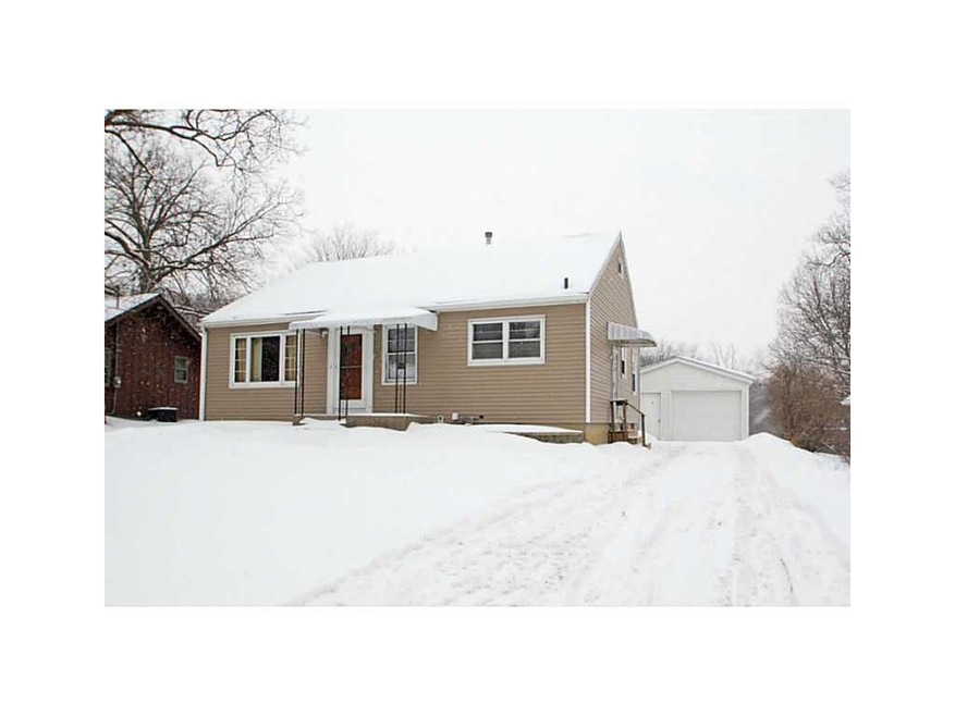 1201 Memorial Dr SE, Cedar Rapids, IA 52403 - photo 1