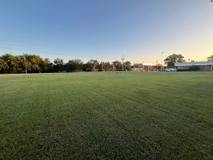 1207 E 1st St, McPherson, KS 67460 - photo 1