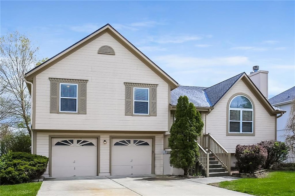 1221 SE Rosehill Dr, Lees Summit, MO 64081 - photo 1