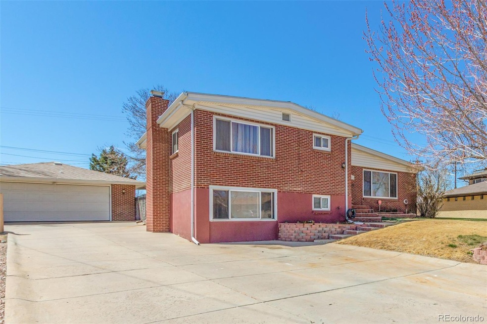 Beautifully remodeled Tri-Level with finished base