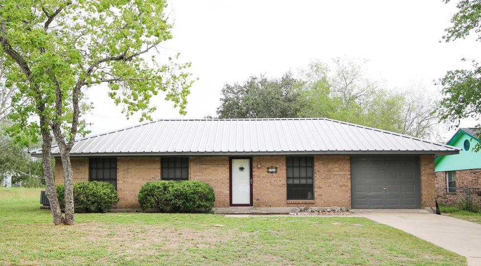 803 W Hutchinson St, Beeville, TX 78102 - photo 1