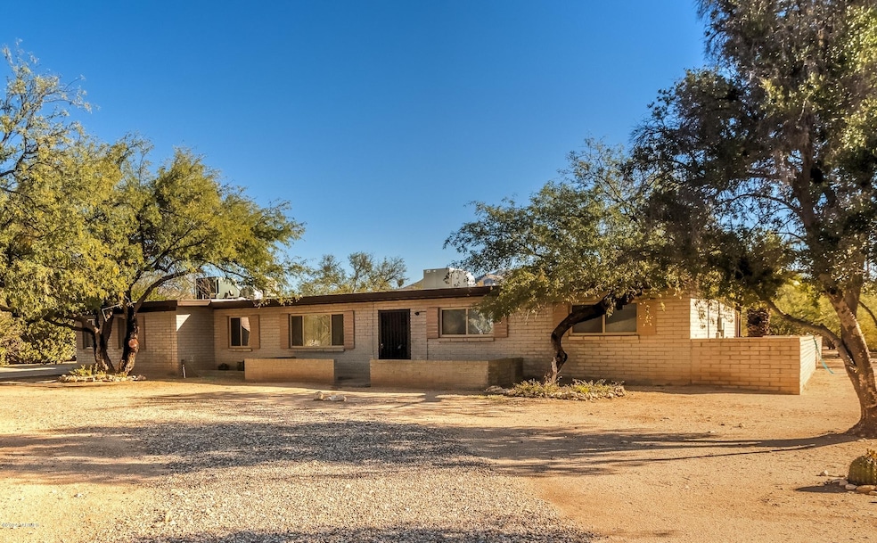 01 Front of Home  5537bal
