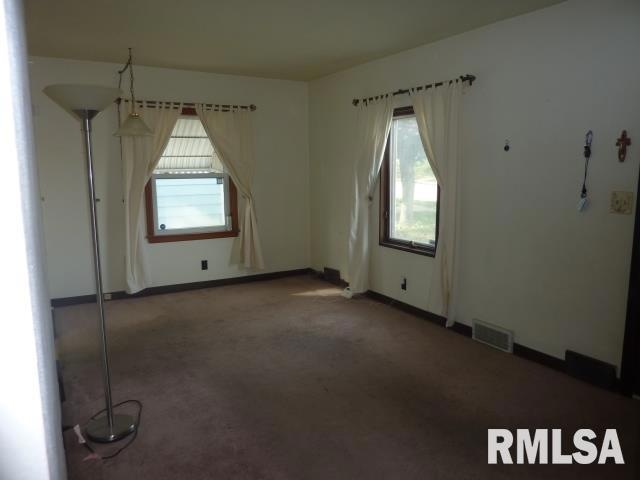 1325 W 37th St, Davenport, IA 52806 - photo 1