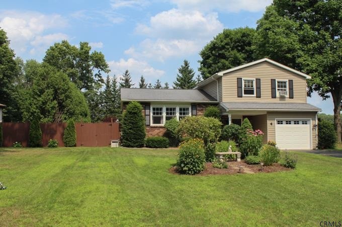 4 Stuyvesant Ct, Ballston Spa, NY 12020 - photo 1