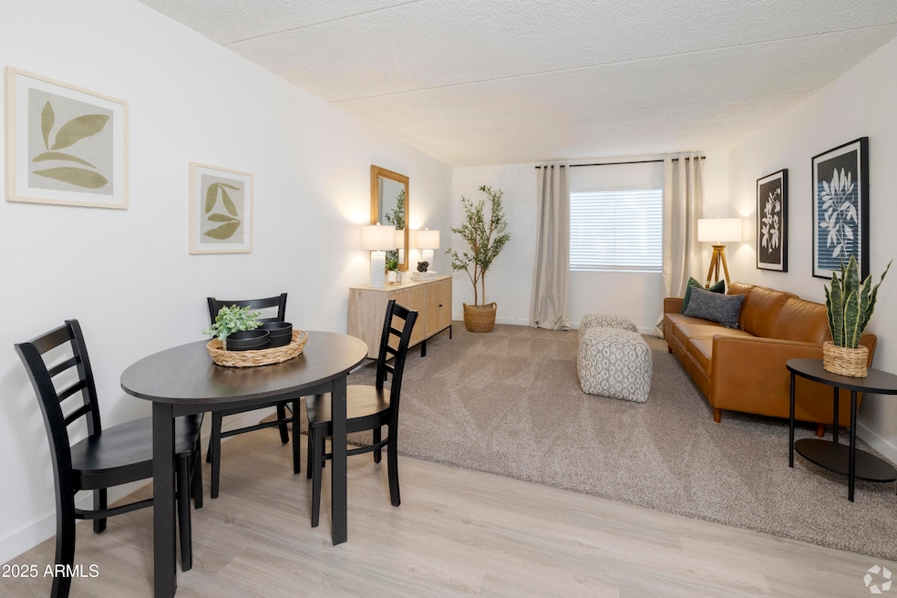Emerald-Apartments - Remodeled living ro