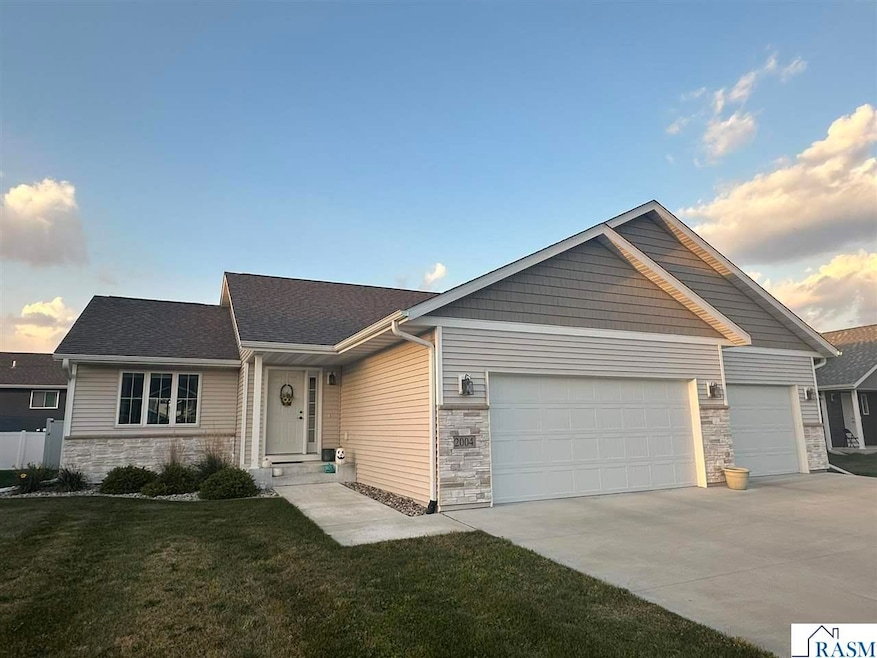 2004 Bluestem Dr, Mankato, MN 56001 - photo 1
