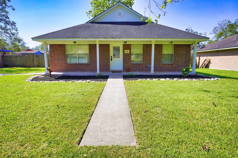 305 Travis St, Brazoria, TX 77422 - photo 1