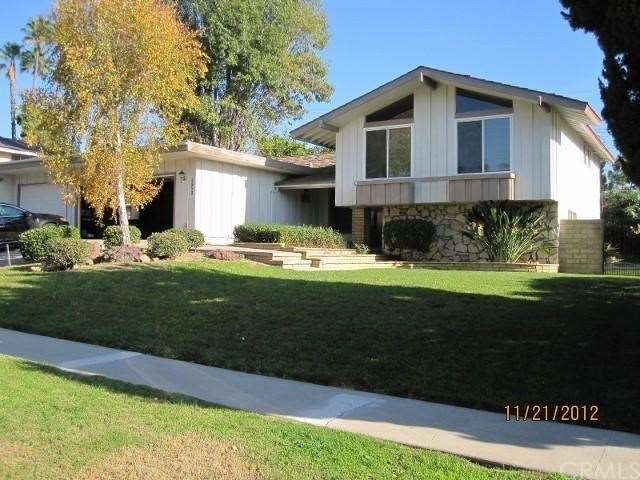 LARGE FRONT YARD