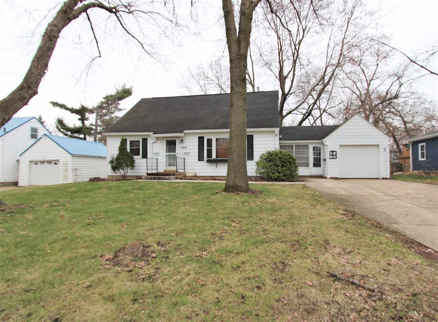 1704 Park Dr, Cedar Falls, IA 50613 - photo 1