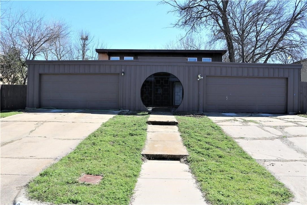 6321 Walraven Cir, Fort Worth, TX 76133 - photo 1