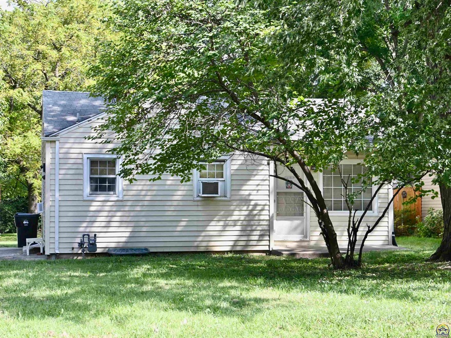 1808 SW Mcalister Ave, Topeka, KS 66604 - photo 1