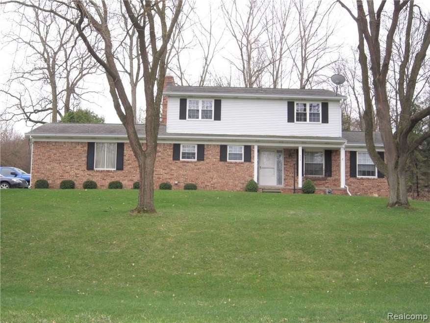 332 Bonnie Cir, Howell, MI 48843 - photo 1