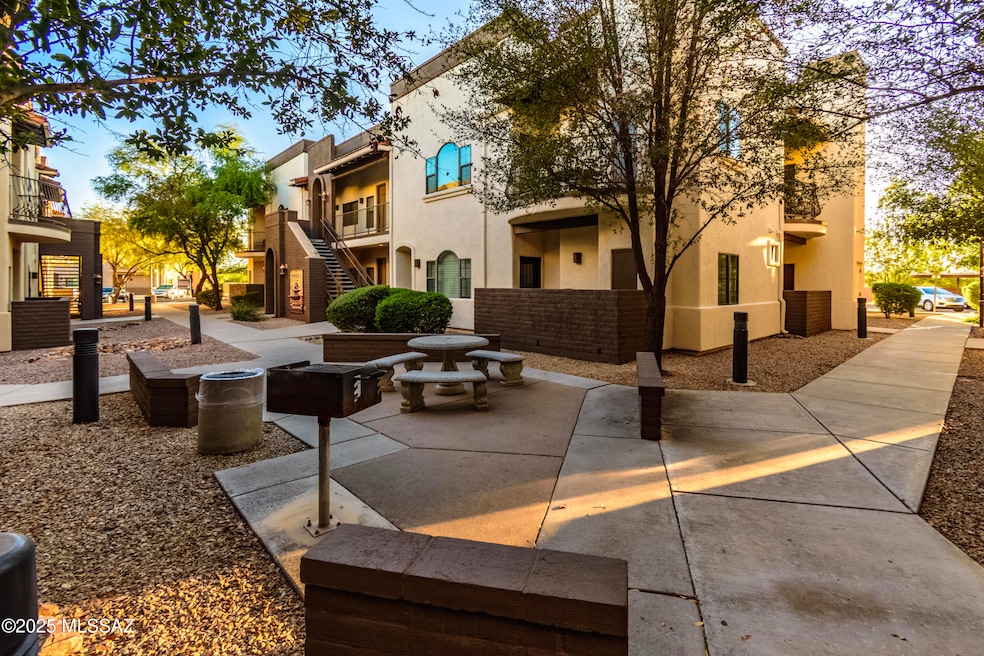 2018 E River Rd #201__044