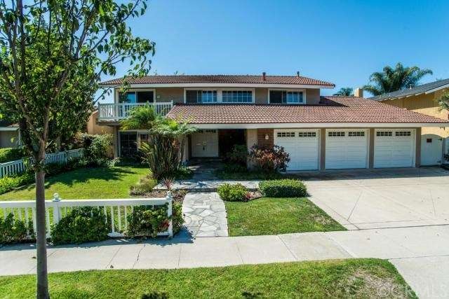 Exter w/ 3-car garage, flagstone walkway & white p