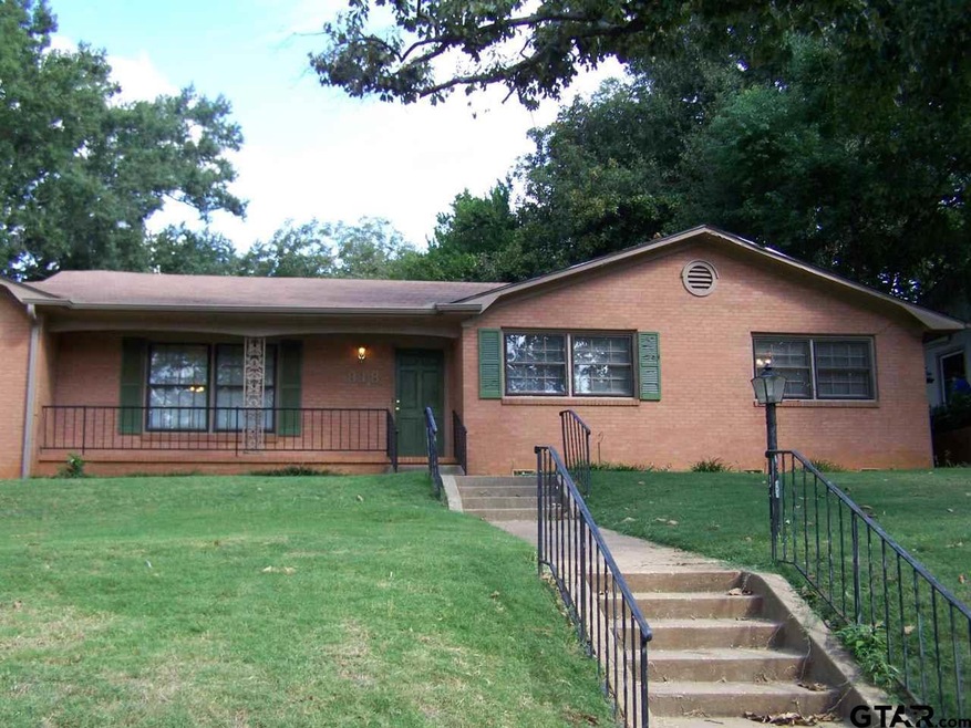 818 818 Watkins, Tyler, TX 75701 - photo 1