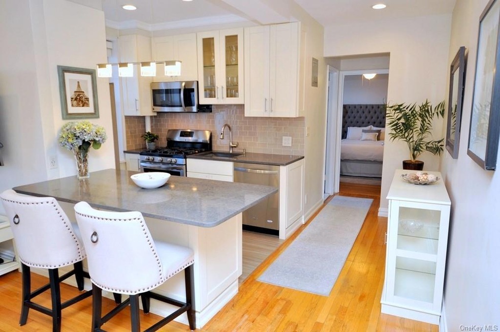 949 Palmer Rd unit 5N, Bronxville, NY 10708 - photo 1