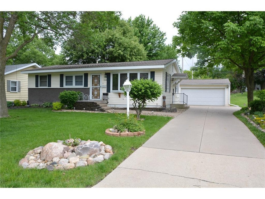 3216 Sue Ln NW, Cedar Rapids, IA 52405 - photo 1