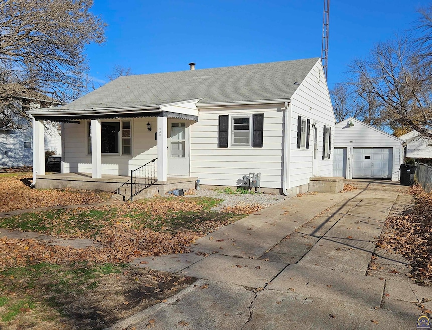 930 NE Kellam Ave, Topeka, KS 66616 - photo 1