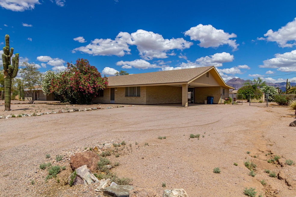 589 N Thunderbird Dr
