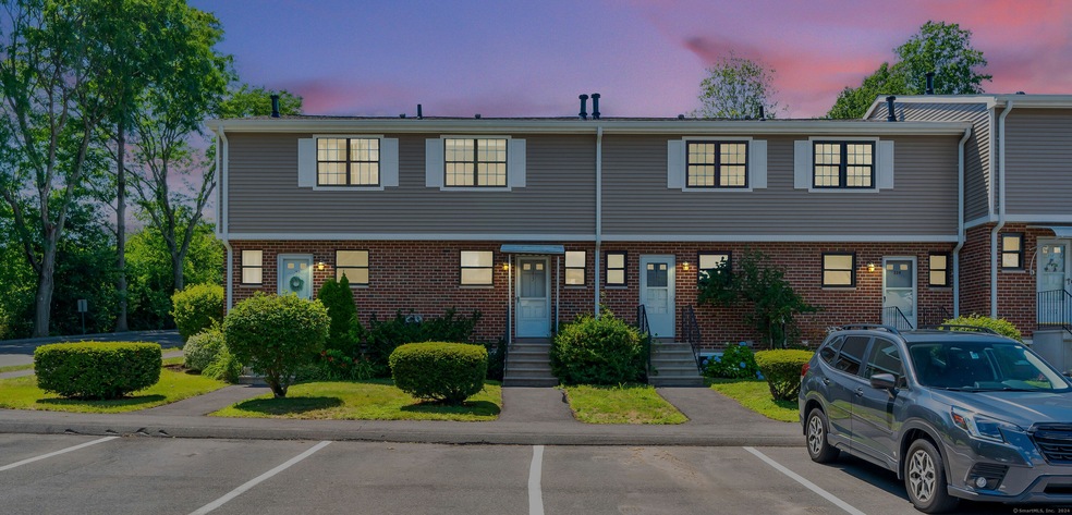 343 Hampton Ct, Newington, CT 06111 - photo 1