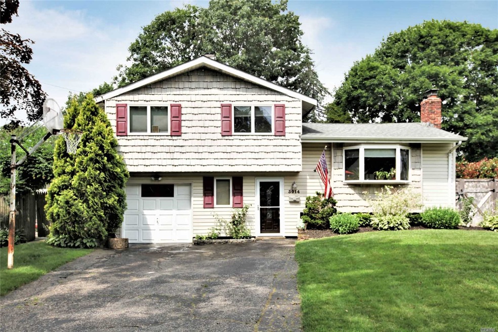 3014 Newport Ave, Medford, NY 11763 - photo 1