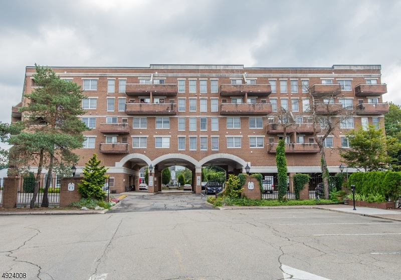 23 Iron Forge Square, Pompton Lakes, NJ 07442 - photo 1