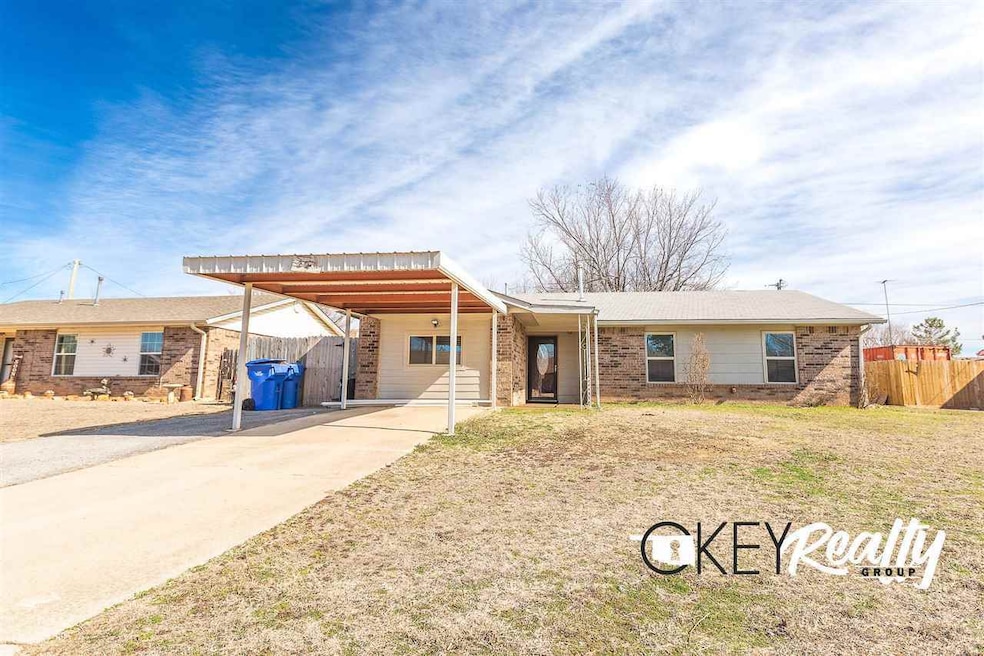 207 Deer Dr, Cache, OK 73527 - photo 1