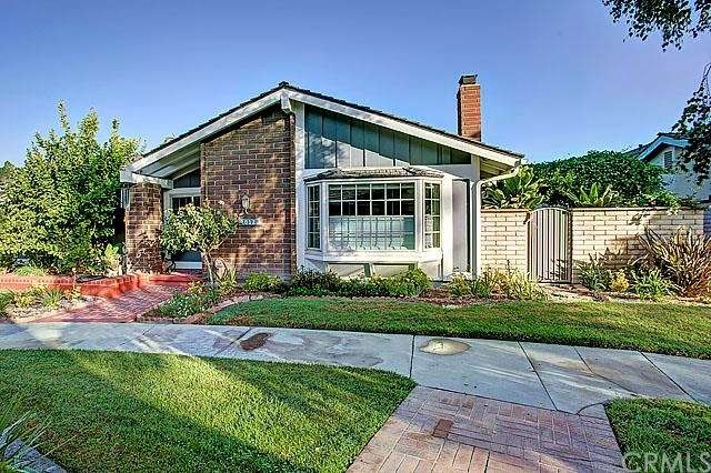This home is a lovely, detached property!