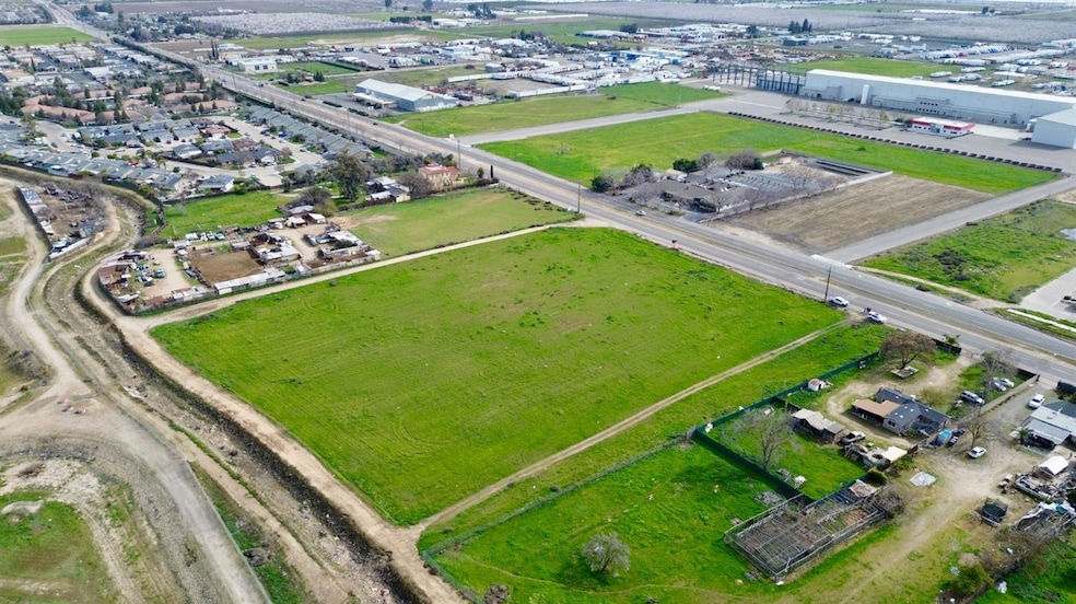 4865 E Jensen Ave, Fresno, CA 93725 - photo 1