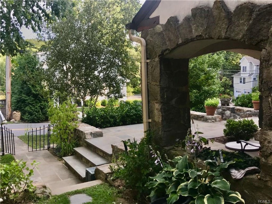 54 Dillon Rd, Larchmont, NY 10538 - photo 1