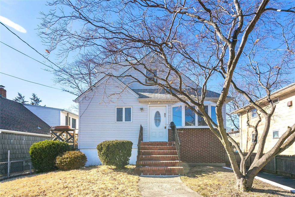 31 Edgewood Rd, Port Washington, NY 11050 - photo 1