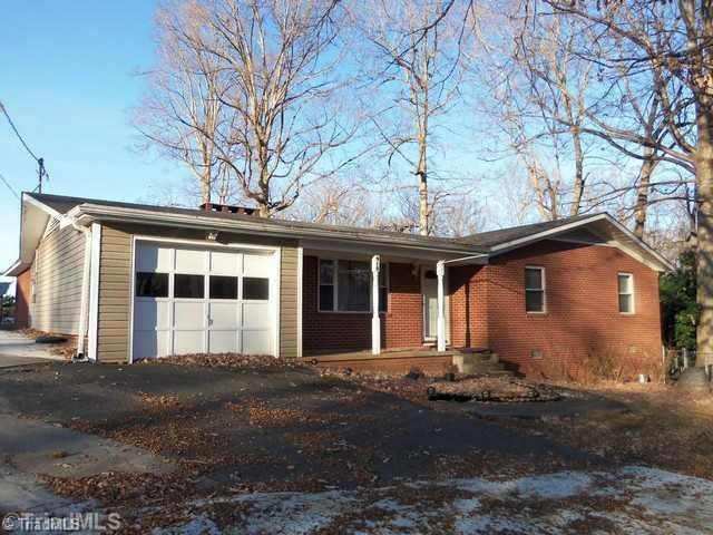 910 Fisher Cir, Asheboro, NC 27205 - photo 1