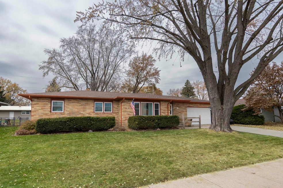 32 S Pontiac Dr, Janesville, WI 53545 - photo 1